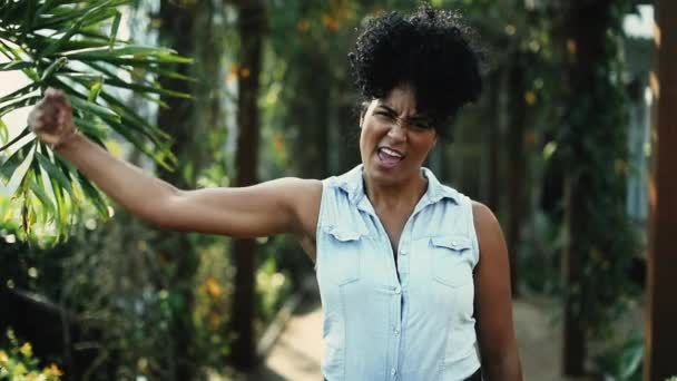 Jovem Confiante Afro Americano Mulher Flexing Braço Muscular Verde Envolvente — Vídeo de Stock