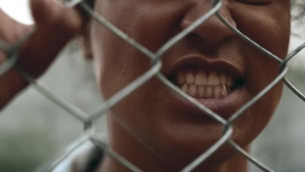 Злая Молодая Афроамериканка Металлическим Забором Драматическое Выражение Портрет Символизирующий Заточение — стоковое видео