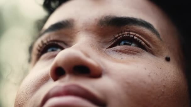 Одна Обнадеживающая Молодая Черная Женщина Открывая Глаза Небо Ощущает Гратуду — стоковое видео