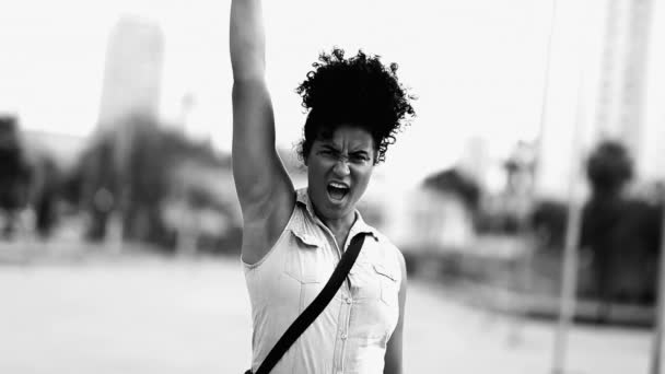 Одна Рішуча Молода Чорношкіра Жінка Піднімає Кулак Повітрі Відчуваючи Вона — стокове відео
