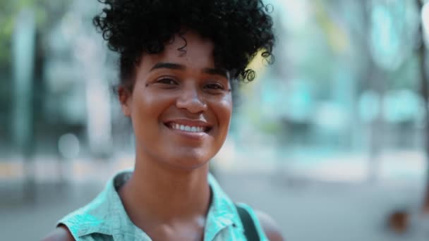 Uma Feliz Jovem Afro Descendente Mulher Sorrindo Parque Rastreamento Tiro — Vídeo de Stock