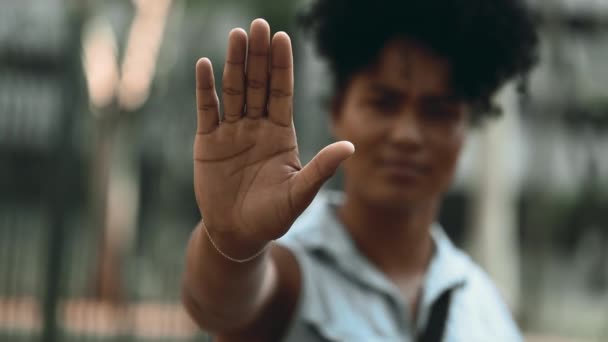 Крупный План Женской Руки Сигнал Остановки Поднятой Рукой Выражающий Отказ — стоковое видео
