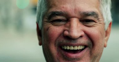 Kameraya gülümseyen neşeli, son sınıf öğrencisinin portresi. Kameraya yakından gülümseyen, otantik sırıtış, 70 'lerin yaşlı insanı.