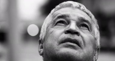 İzleme Çekimi 'nde Sadık Kıdemli Adam, Harekette Yakın Çekim, Gökyüzüne Bakış, Şehir Ruhsal Yaşlıları Tanrı' nın varlığını dramatik siyah beyaz