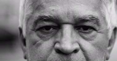 Buruşuk, ciddi, son sınıf öğrencisi, kameraya sert bir ifadeyle bakan, 70 'li yaşlıların makro portresi.