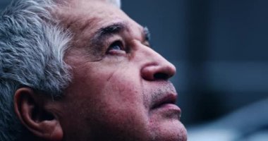 Ruhsal kıdemli adam, derin derin düşüncelere dalarak ilahi aşkın sorulara cevaplar arıyor. 70 'lerin dindar yaşlılarının huzurlu bakışları