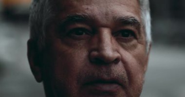 Son sınıf öğrencisi zorlu zamanlarda umutlu bir ifadeyle başını yukarı kaldırıyor, 70 'lerin yaşlı insanının yakın çekimi FAITH ve güveni daha yüksek bir güce bakıyor.