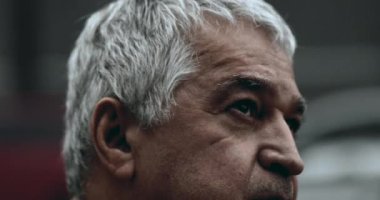 Sadık kıdemli adam gökyüzüne doğru bakıyor. Yakından çekilmiş bir görüntüyü takip ediyor. Şehir ortamında duruyor, 70 'lerin ruhani kişisi Tanrı' nın varlığını hissediyor.