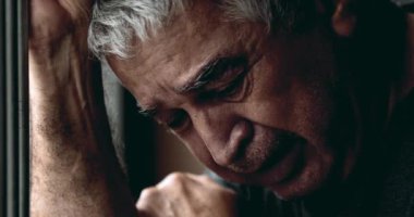 Otantik umutsuz durumda ağlayan son sınıf öğrencisi. 70 'lerin eski traşsız portresi krizde aşağıya bakıyor zihinsel umutsuzlukla mücadele ediyor. duygusal acı