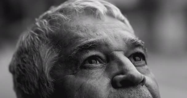 Duchovní Starší Muž Vzhlíží Obloze Nadějí Pohled Intenzivní Dramatické Černobílé — Stock video