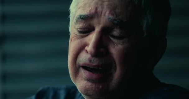 Starszy Mężczyzna Emocjonalnym Bólu Płaczący Rozpaczy Lat Tych Starsza Osoba — Wideo stockowe
