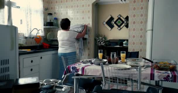 Donna Anziana Riordinare Casa Cucina Scena All Interno Umile Casa — Video Stock