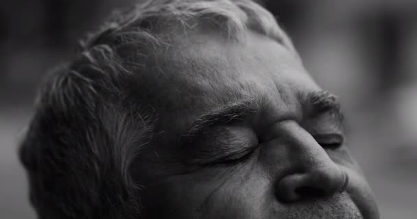 Споглядальний Старший Чоловік Закриває Очі Шукаючи Божественний Язок Відкриваючи Очі — стокове відео