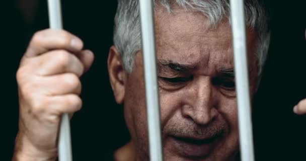 Ein Tränenreicher Älterer Mann Der Sich Hinter Gittern Festhält Und — Stockvideo