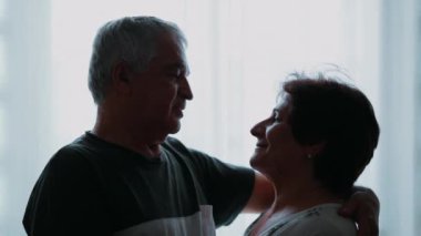 Yaşlı karı koca, yaşlılıkta birbirlerine sevgi dolu bakışlarla bakarlar. Yaşlı çiftler 70 'li yaşlarda romantik bakışlar atıyor. Yaşlı bir adam kadına sarılıyor.
