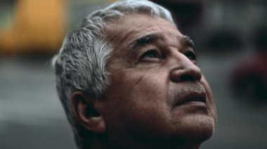 Umut dolu son sınıf öğrencisi ilahi varlığın dehşetinde, vizyoner bakışları yukarı doğru, dindar yaşlı yakın çekim şehir caddesinde, yakın çekim izleme yüzü