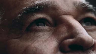 Yaşlı adamın umutlu bakışları SKY 'ye bakıyor. İnanç ve umut dolu bakışlar, yaşlı bir insanın gözünün düşünceli ifadesi SKYWARDS