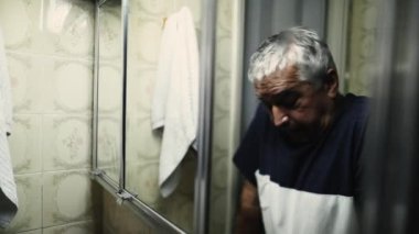 Yaşlı, beyaz bir adam, geçmiş anılarından pişmanlık duyuyor. Banyo aynasının önünde durmuş, akıl hastalığıyla mücadele ediyor. Yaşlılıkta, 70 'lerin dramatik sahnesi.