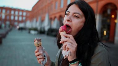 Avrupa 'da iki dondurmanın keyfini çıkaran kadın koni dondurma yiyor, 30' lu yaşlardaki kadın düşkünlüğü.