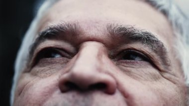 Ruhsal dindar, son sınıf öğrencisi, Umutla ve inançla gökyüzüne bakıyor. Minnettar yaşlı 70 'li yaşlarda erkek gökyüzüne bakıyor, yaşlanmış buruşuk