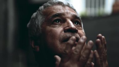 Umut dolu yaşlı adam Tanrı 'nın varlığını hissediyor, 70' li yaşlarda düşünceli, ruhani bakışlar yakın planda, dramatik son sınıf öğrencileri gözyaşları içinde kollarını kaldırıp yardım arıyor.