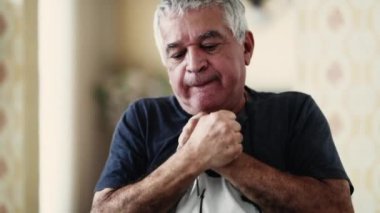 Başarıyla sevinen mutlu yaşlı adam, gri saçlı beyaz bir son sınıf öğrencisinin yakın çekimi, pozitif haberler karşısında kendinden geçmiş ve zafer kazanmış, başarı reaksiyonu.