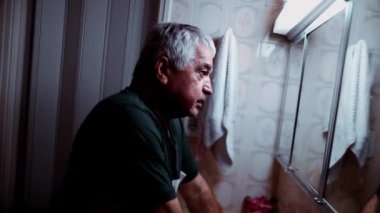 Aynada Duygusal Karışıklıkla Karşı Karşıya Gelen Yaşlı Adam, Dramatik Otantik Mücadele Sahnesi. Yalnız başına acı çeken, geçmiş anılarından pişmanlık duyan yaşlı yaşlı bir insan.