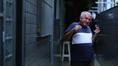Neşeli Son Sınıf Enerjisi Dertsiz Dans Eden, Gülümseyen 70 'ler Yaşamı Kutlayan Adam