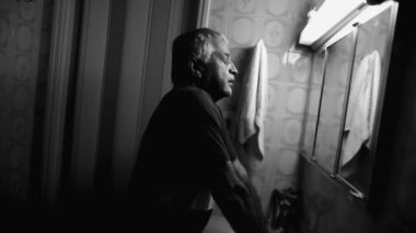Sıkıntılı son sınıf öğrencisi dramatik siyah beyaz sahnede banyo aynasının önünde duruyor duygusal karmaşadan muzdarip zor zamanlarda çaresizlik ve endişe hissediyor.