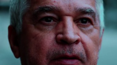 Yaşlı adam gökyüzüne yakından bakıyor, 70 'li yaşlarda yaşlı adam kafasını yukarı çeviriyor bulutlara bakıyor.