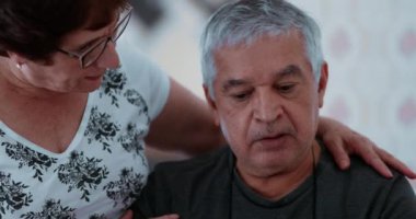 Destekleyici Yaşlı Eş, Yaşlı Kocanın Üzüntüsünü Yatıştırıyor, Yaşlılık Krizi, Kafkasyalı yaşlı bir adamın Zihinsel Hastalıkla Mücadelesi Umutsuzlukla Karşı Karşıya