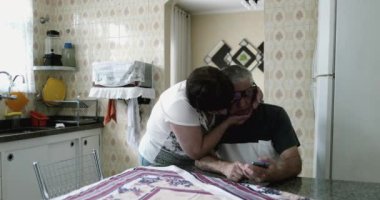 Bunalımda olan yaşlı bir adam, mütevazı bir evde, eski bir mutfak sahnesinde yaşlı bir eş tarafından teselli ediliyor. Karısının sevgisini ve desteğini aldığı için üzgün bir koca.