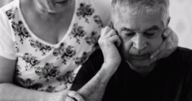 Yaşlı bir eş, depresyondaki kocasını rahatlatmaya çalışıyor. Zorlu yıllarda yaşlılık desteği ve bakımı. Siyah beyaz umutsuzluk içindeki son sınıf öğrencisi.
