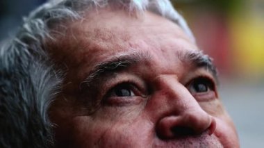Tanrı 'nın varlığını hissederek, yakından yaşlı bir adamın gözleri gökyüzüne bakıyor. 70 'li yaşlarda UMUT ve İnanç sahibi