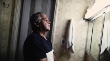 Hücre Yansıması, Duygusal Ayna Sahnesinde Pişmanlık Anıları 'nda Yaşlanmış Yaşlılar