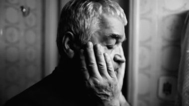 Depresyondaki yaşlı adam geçmiş hatalarından pişmanlık duyuyor yüzünü utanç ve umutsuzlukla örtüyor. Stresli 70 'li yaşlarda tek renkli, siyah beyaz derin pişmanlık duyan biri.