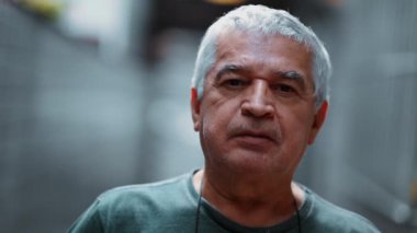 Yaşlılığı, 70 'li yaşlarda beyaz saçlı ve kırışıklıkları olan yaşlı bir adam.