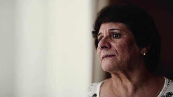 Seorang Wanita Senior Mengamati Lingkungan Dari Jendela Rumah Wajah Close — Stok Video