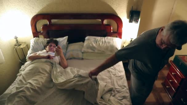 Senior Lägger Sig Sängen Förbereder Sig För Att Sova Bredvid — Stockvideo