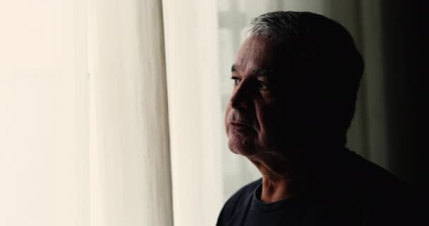 Närbild Ansikte Deprimerad Senior Man Genom Gardinfönster Dystra Känslor Rynkig — Stockvideo