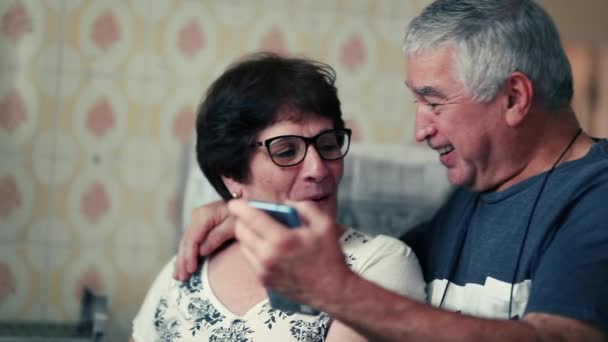 Ηλικιωμένο Παντρεμένο Ζευγάρι Που Αντιδρά Στο Θετικό Μήνυμα Κοινοποίησης Στη — Αρχείο Βίντεο