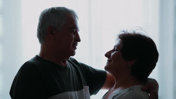 Marito Anziano Moglie Fissano Vicenda Sguardo Amorevole Durante Vecchiaia Coppia — Video Stock