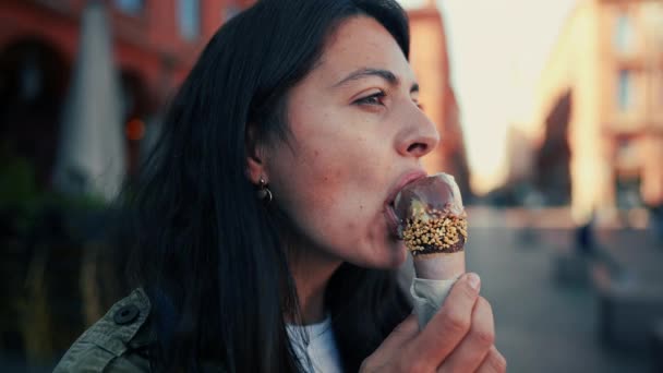 Mujer Disfrutando Golosina Verano Persona Comiendo Cono Helado Con Ambiente — Vídeos de Stock