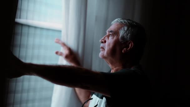 Candid Anziano Uomo Guardando Fuori Casa Residenziale Anni Anziano Persona — Video Stock