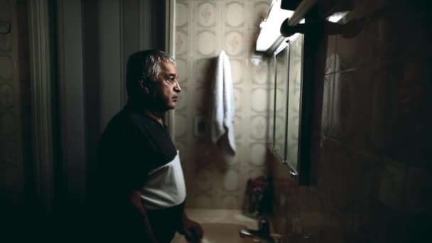 Müder Älterer Mann Blickt Auf Sein Eigenes Spiegelbild Das Badezimmerspiegel — Stockvideo
