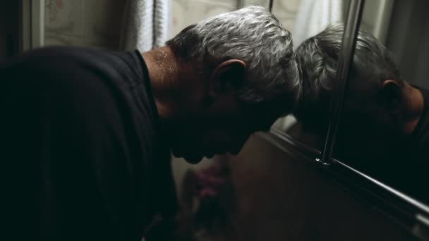 감정적 절망의 절망을 느끼는 싱크로 화장실에 서있는 자신의 반사를보고 불타는 — 비디오
