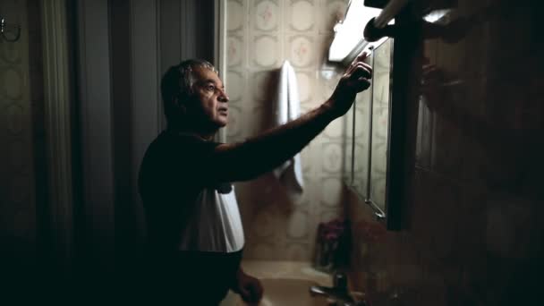 Homem Sênior Desligando Luz Casa Banho Frente Espelho Pessoa Idosa — Vídeo de Stock