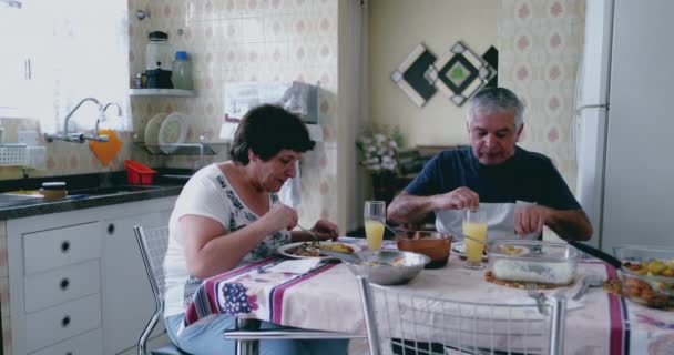 一对年长的夫妇共进午餐 真实地描绘了在南美洲一个简朴的家庭里一对年迈夫妻的生活 — 图库视频影像
