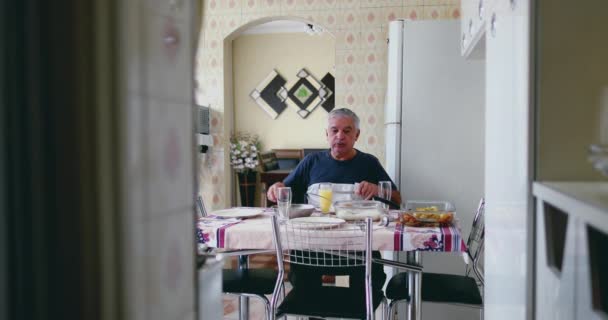 Ältere Männliche Kaukasier Aus Den 70Er Jahren Hause Beim Mittagessen — Stockvideo