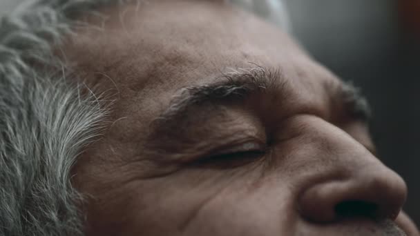 Contemplatieve Senior Man Sluit Ogen Bedachtzame Expressie Opent Ogen Staart — Stockvideo